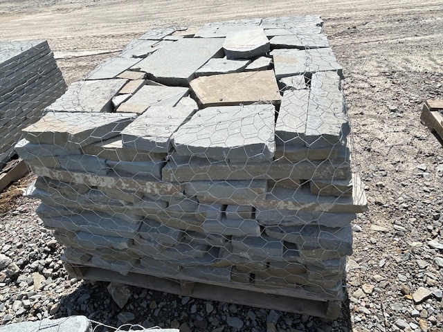 Lot 3: 3 pallets 1.5" Gauged Colonial Wallstone